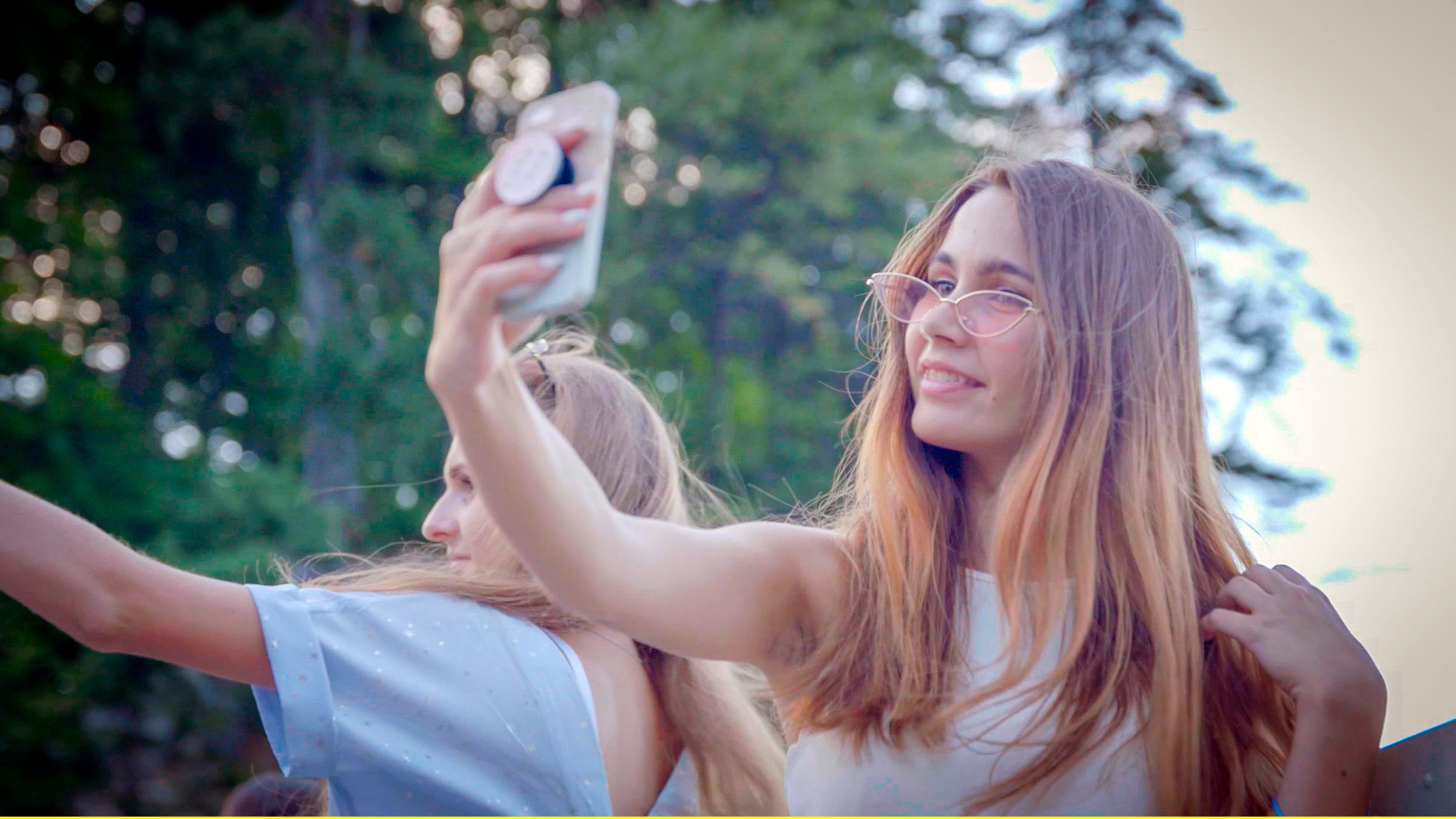 "#selfie": Zwei Frauen machen von sich Selfies.