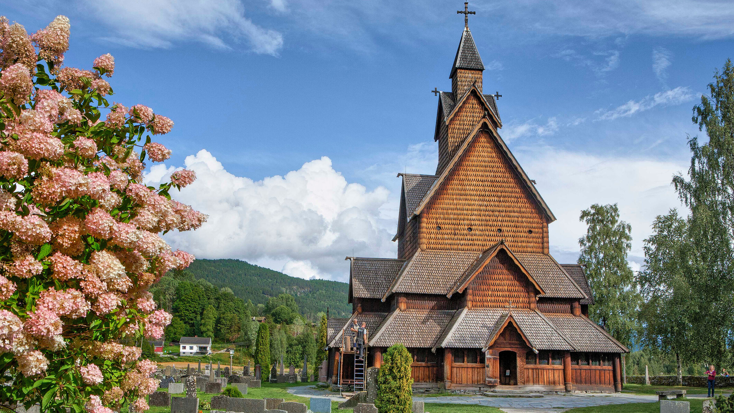 "Leben an der Nordsee (6/6) - Norwegens Küsten und Fjorde": Die mittelalterlichen Stabkirchen gehören zu den Wahrzeichen von Norwegen. Von denehemals über 1000 Stabkirchen sind nur noch 28 erhalten.
