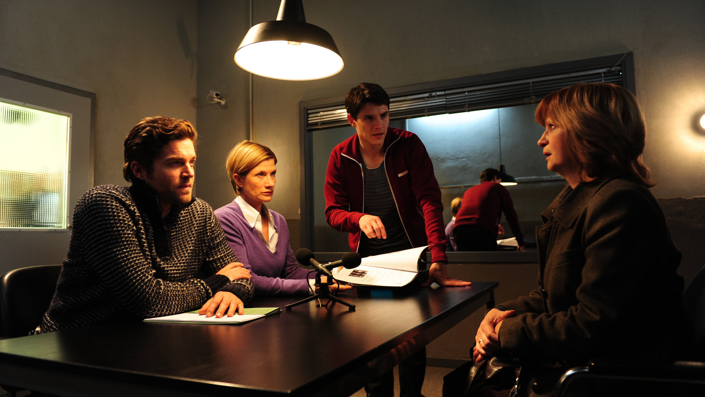 "SOKO Stuttgart - Herrgottsbscheißerle": Stoll (Peter Ketnath), Seiffert (Astrid M. Fünderich) und Sander (Benjamin Strecker) befragen die Metzgersgattin Gisela Emmerling (Johanna Gastdorf).