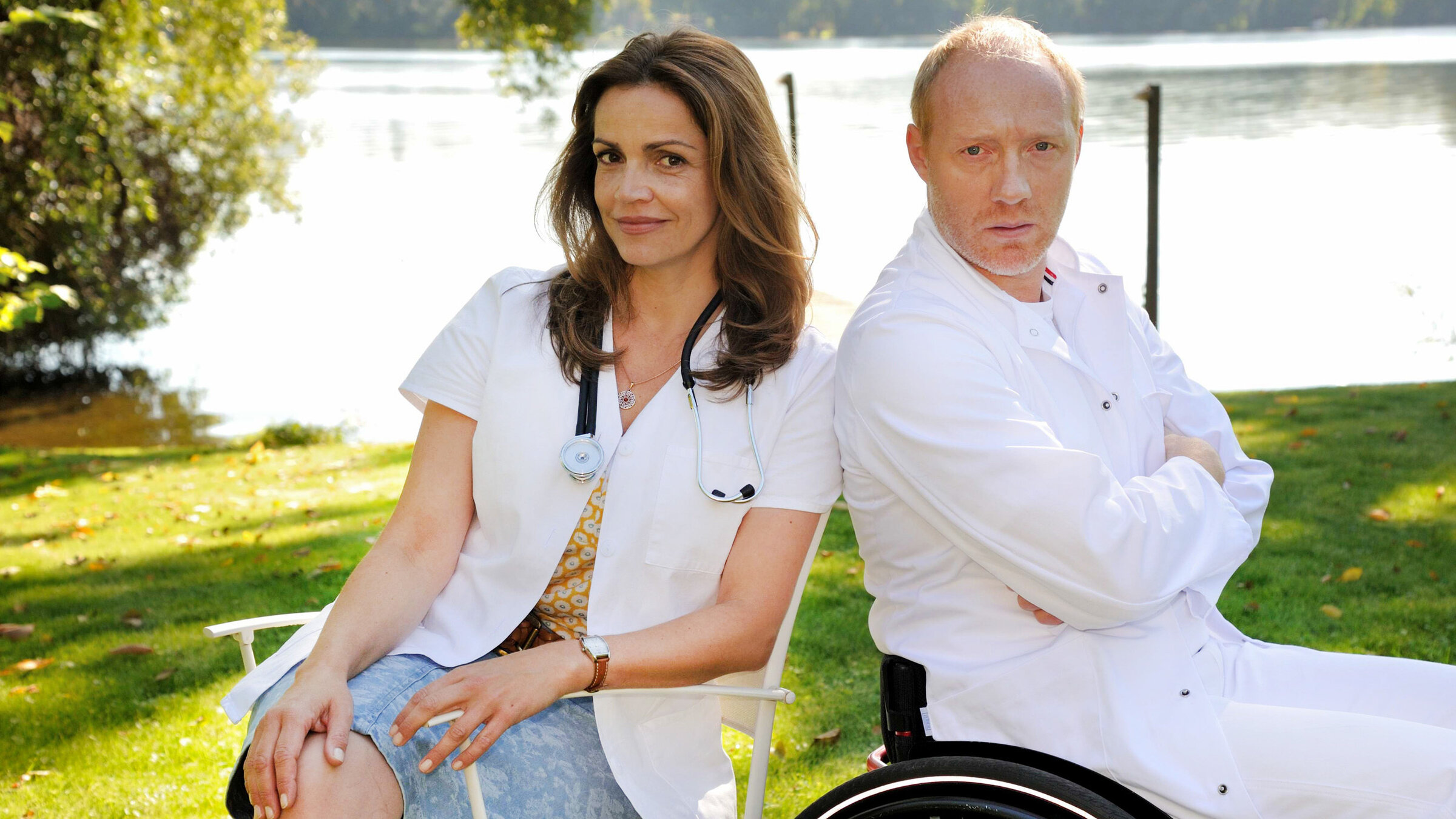 "Die Eifelpraxis - Eine Dosis Leben": Die neue Versorgungsassistentin Vera Mundt (Rebecca Immanuel) arbeitet für Dr. Chris Wegner (Simon Schwarz).