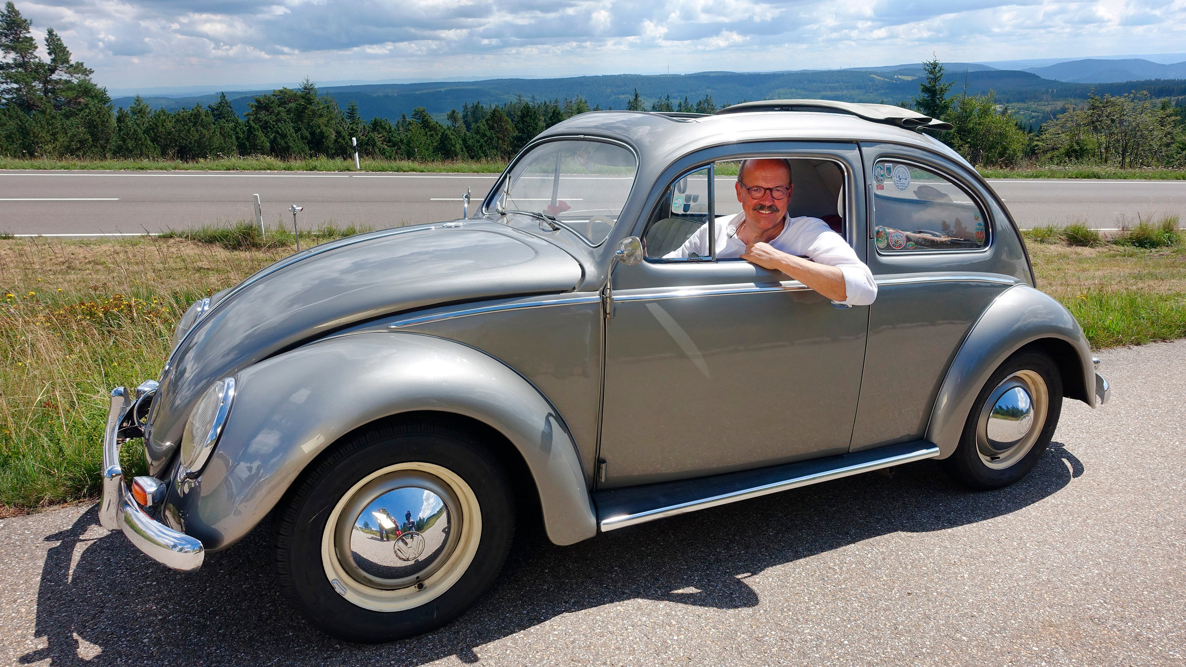 "Auf der Schwarzwaldhochstraße": Mit seinem Käfer, Baujahr 1955, geht Jörg Seiter auf Recherche zu seinem Buchprojekt „Die Schwarzwaldhochstraße zu Großvaters Zeiten".