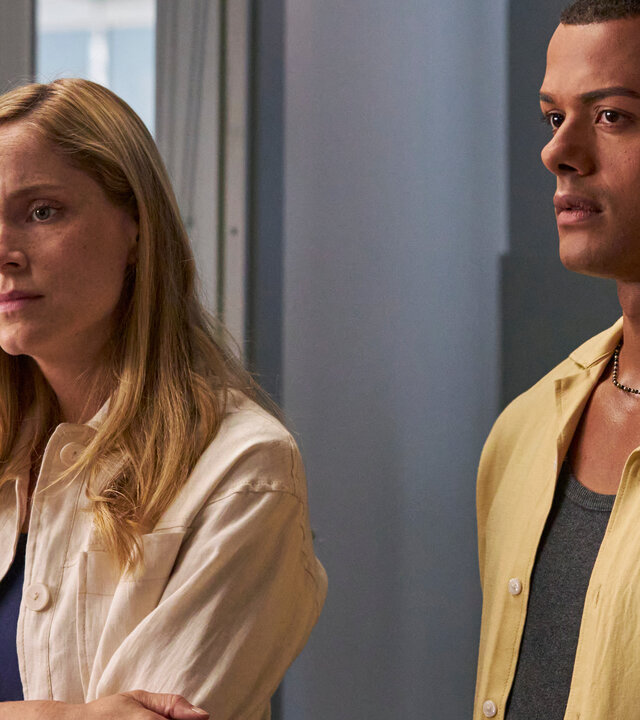 "The Diplomat - Tödlicher Unfall": Laura (Sophie Rundle) und Carl (Dylan Brady) stehen mit angespanntem Gesicht nebeneinander im Zimmer.