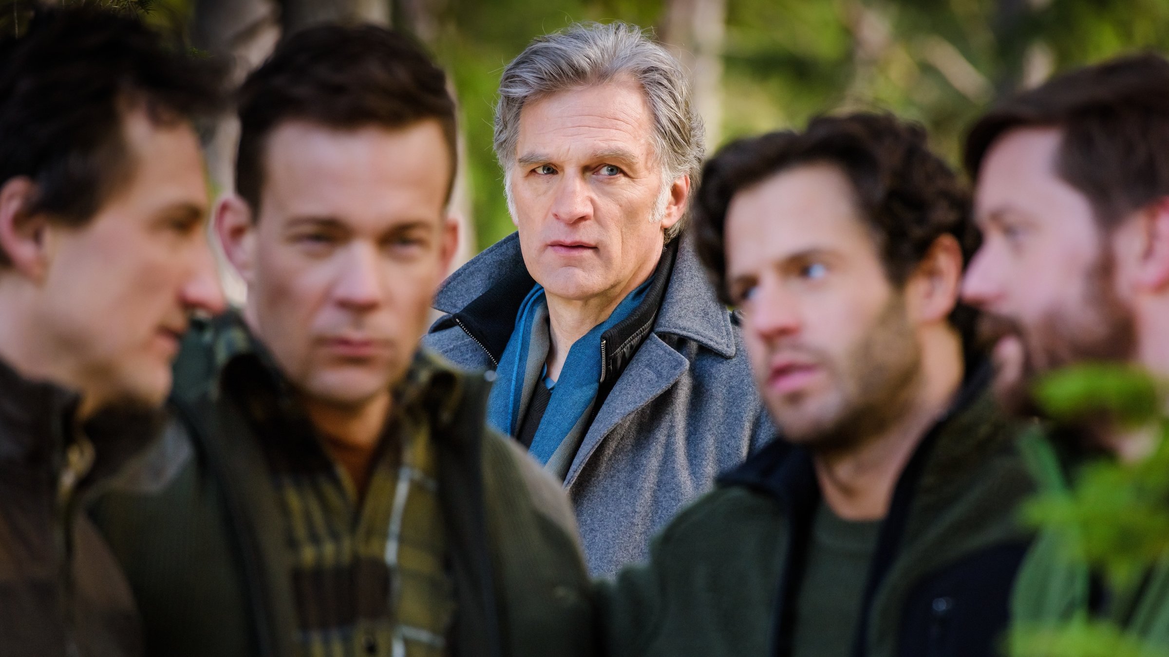 "Der Kommissar und das Meer - Unter Männern": Robert Anders (Walter Sittler)  steht im Hintergrund und beobachtet die Freunde Ingvar Karlsson (Jonatan Blode), Lars Björklund (Johannes Kuhnke) , Per Holmqvist (Richard Ulfsäter) und Magnus Sandberg (Henrik Johansson).