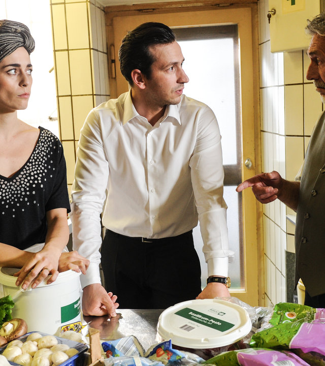 "SOKO Stuttgart - Pizza Mortale": Franco Motta (Michele Oliveri) blickt enttäuscht zu seinem Sohn Paolo (Arnel Taci). Dessen Frau Olivia (Patrizia Carlucci) sieht ängstlich zu dem aufgewühlten Restaurant-Besitzer.
