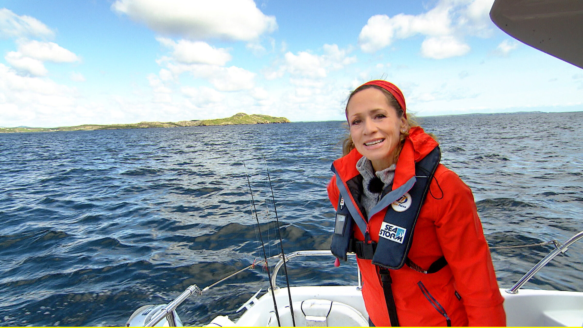 "Schottlands Nordwesten": Bei einer Bootstour vor der Küste der Insel „Lewis and Harris“ auf den Äußeren Hebriden“ erlebt Tamina Kallert das typische Schottland-Wetter:  Auf einen kräftigen Regenschauer folgt Sonnenschein.