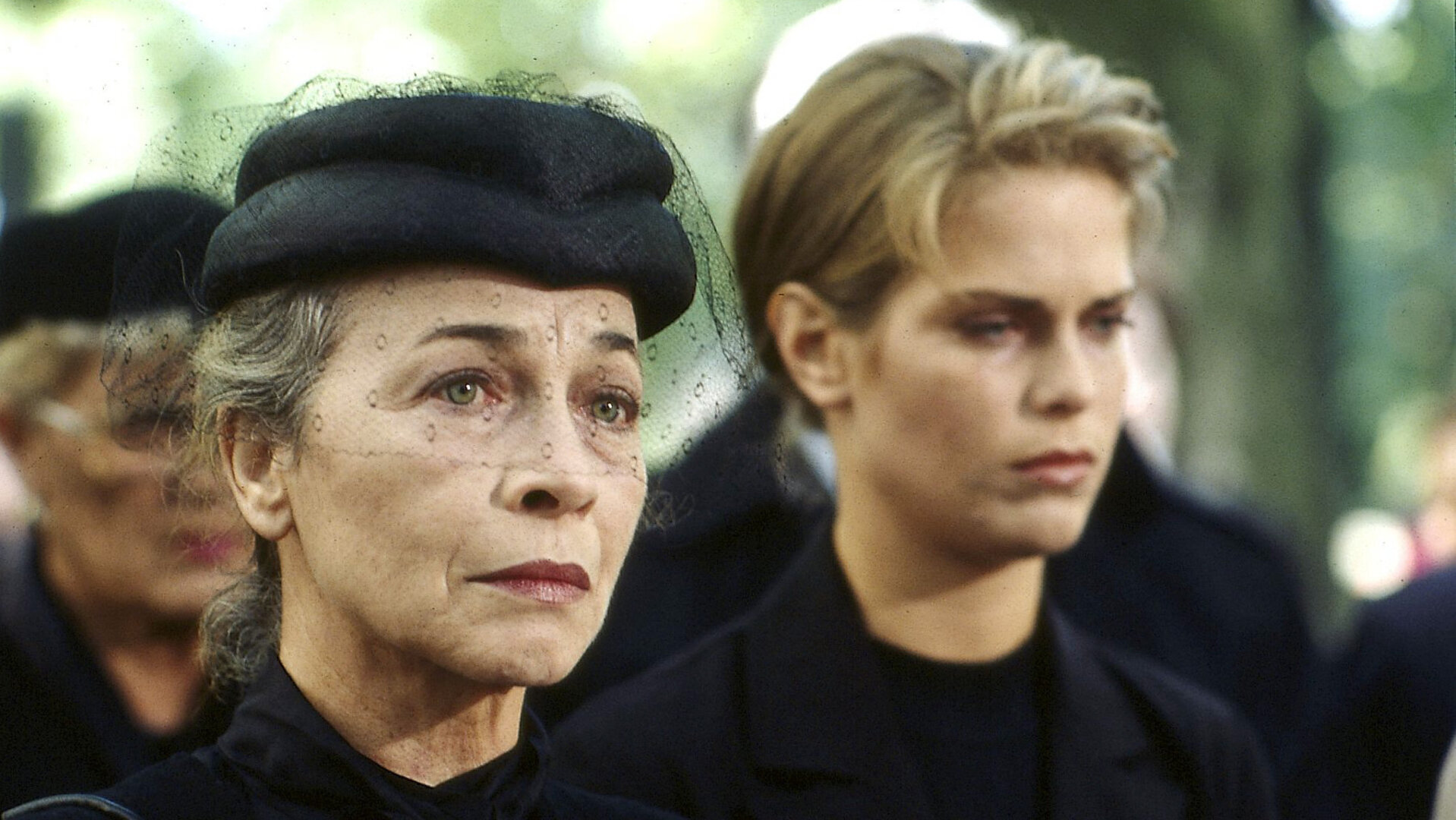 Sigrid Hohdorf (Christine Ostermayer, l.) und Anna Sanwaldt  (Ursula Buschhorn) nehmen Abschied von Sohn und Freund.