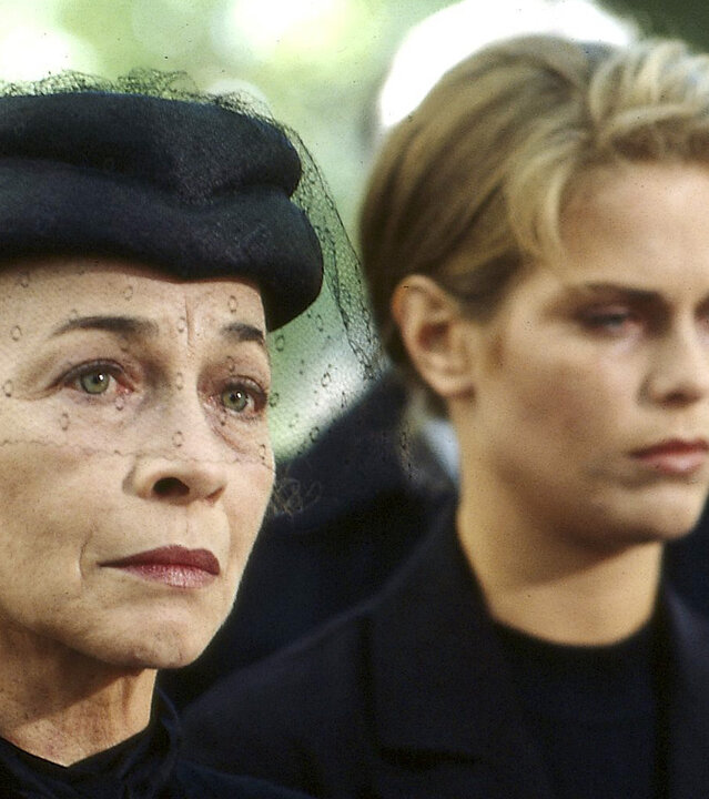 Sigrid Hohdorf (Christine Ostermayer, l.) und Anna Sanwaldt  (Ursula Buschhorn) nehmen Abschied von Sohn und Freund.