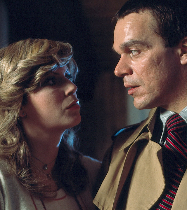 "Der Alte - Konkurs": Fabrikant Walter Müller (Christian Krüger) und seine Frau Eva (Simone Rethel) stehen in einem Wohnzimmer ganz eng beieinander. Sie schauen sich ernst an.