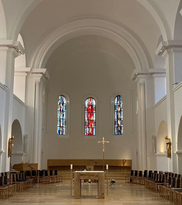 "Katholischer Gottesdienst - Herr, bleibe bei uns": Blick ins Innere und auf den Altar der Mutterhauskirche der Schwestern des Erlösers in Würzburg.