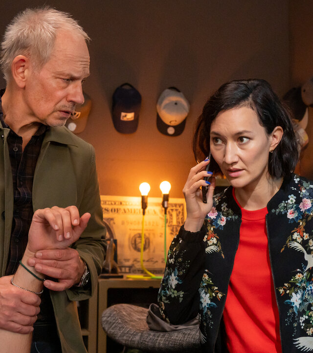"SOKO Potsdam - Running Dinner": In einem kleinen, abgedunkelten Raum stehen die Ermittler Bernhard Henschel (Michael Lott) und Pauline Hobrecht (Agnes Decker) dicht beieinander. Bernhard hält mit konzentriertem Blick den Unterarm einer Person und prüft den Puls. Pauline sitzt angespannt daneben, telefoniert und hört aufmerksam zu, bereit Anweisungen weiterzugeben.