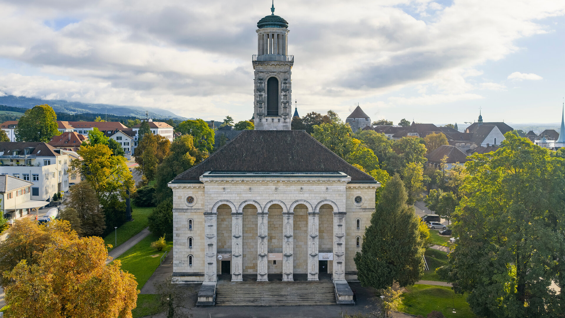 "Evangelischer Gottesdienst – Ruhe bewahren": Die reformierte Stadtkirche Solothurn befindet sich auf einer begrünten Anhöhe am Rande der Solothurner Altstadt. Über eine Freitreppe gelangt man zu der pfeilergestützten Eingangshalle des monumentalen, neoklassizistischen Gotteshauses. Es handelt sich um die letzte Querkirche und um einen der letzten Kirchenbauten des Historismus in der Schweiz.
