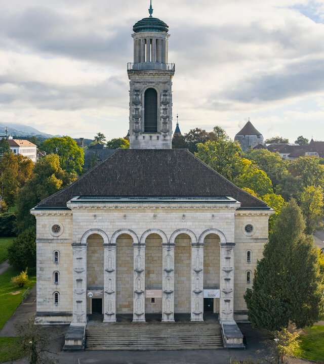 "Evangelischer Gottesdienst – Ruhe bewahren": Die reformierte Stadtkirche Solothurn befindet sich auf einer begrünten Anhöhe am Rande der Solothurner Altstadt. Über eine Freitreppe gelangt man zu der pfeilergestützten Eingangshalle des monumentalen, neoklassizistischen Gotteshauses. Es handelt sich um die letzte Querkirche und um einen der letzten Kirchenbauten des Historismus in der Schweiz.