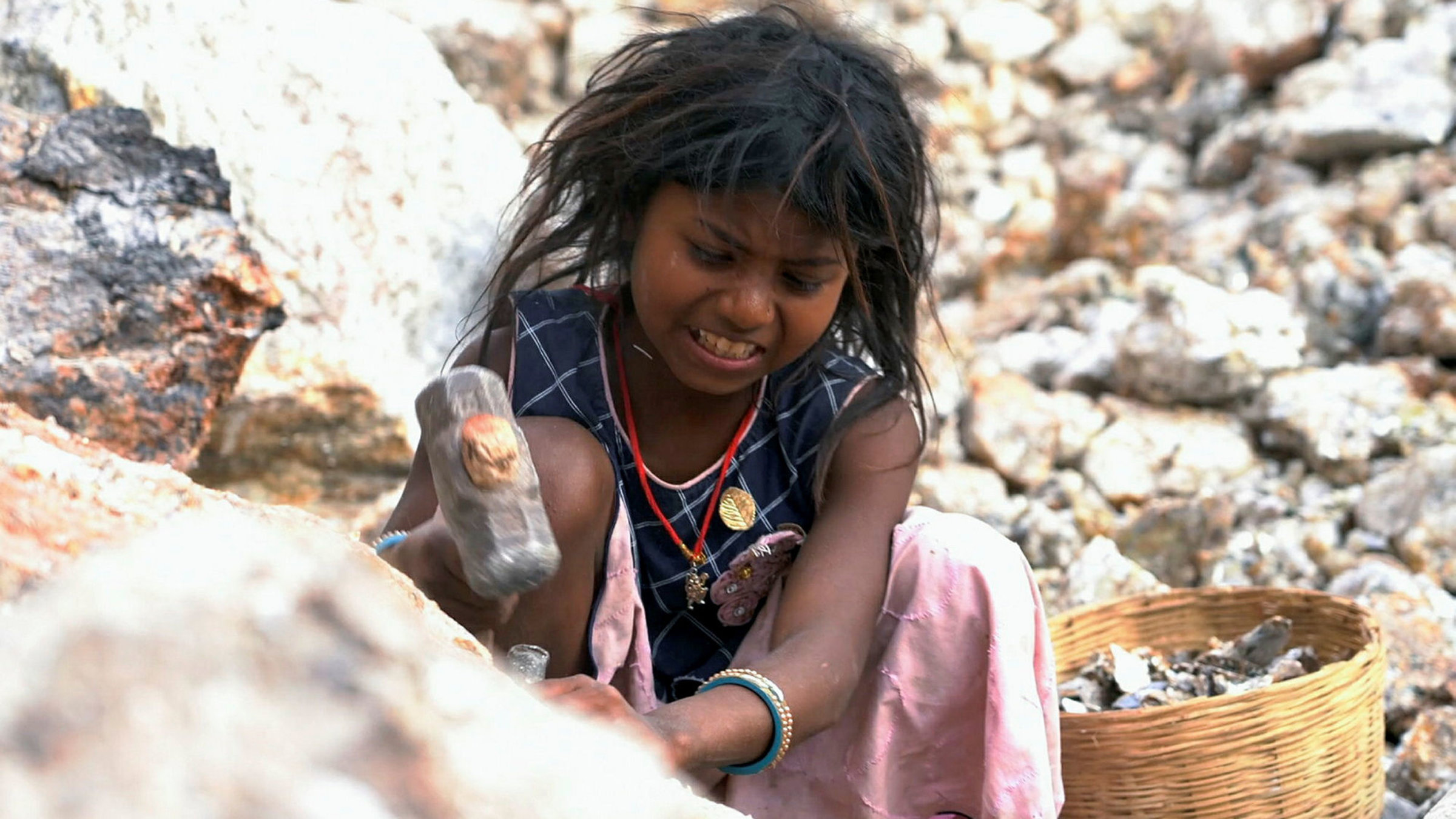 "Glitzermineral Mica – Kinderarbeit für unsere Autos, Handys und Kosmetik": Ein Kind beim Abbau des Glitzermaterials Mica.