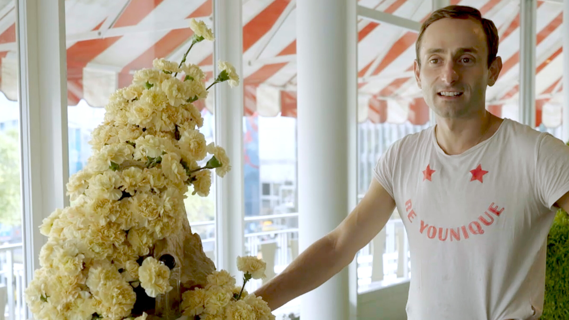 "Im Rausch der Blumen: Von Luxus und Exotik": Jean-Christian Pullin vor der Installation "Desert Rose" im Café Kranzler in Berlin.