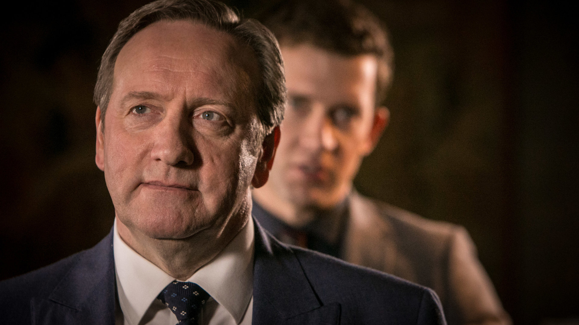 "Inspector Barnaby - Mord nach altem Rezept": DCI John Barnaby (Neil Dudgeon) und sein Assistent DS Jamie Winter (Nick Hendrix) in Nahaufnahme.