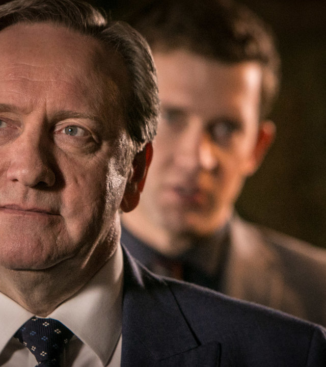 "Inspector Barnaby - Mord nach altem Rezept": DCI John Barnaby (Neil Dudgeon) und sein Assistent DS Jamie Winter (Nick Hendrix) in Nahaufnahme.