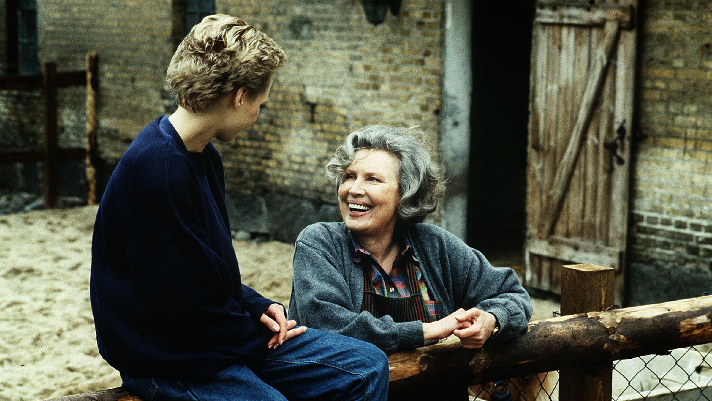 "Der Landarzt - Diagnose Liebeskummer": Olga Mattiesen (Antje Weisgerber) steht neben Kerstin (Katharina Lehmann) in einem Stall und schaut sie fröhlich an.