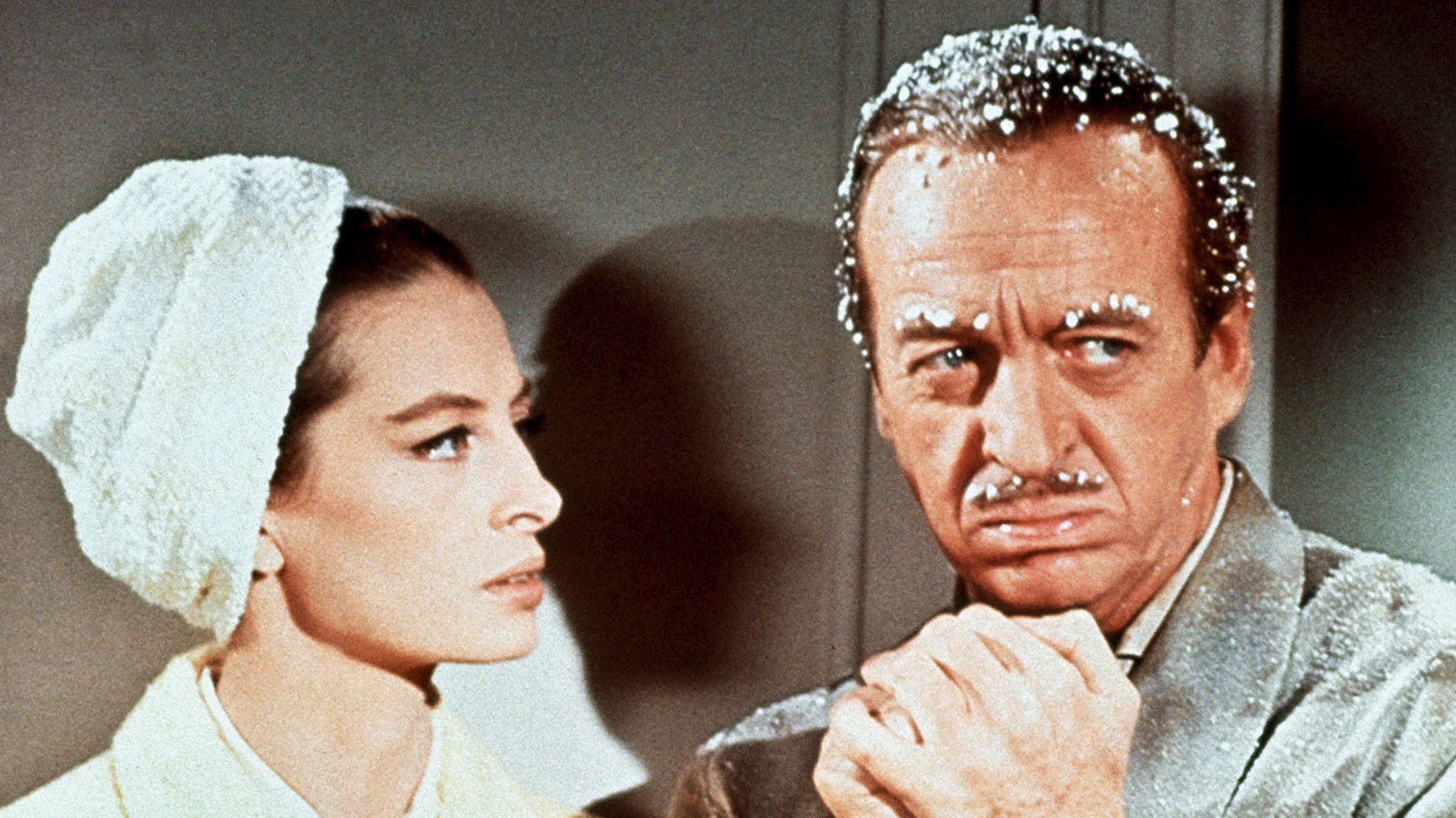 Sir Charles Lytton (David Niven) alias "Das Phantom" hat sich vor Inspektor Clouseau, der ihn entlarven will, zu dessen schöner Frau Simone (Capucine) geflüchtet.