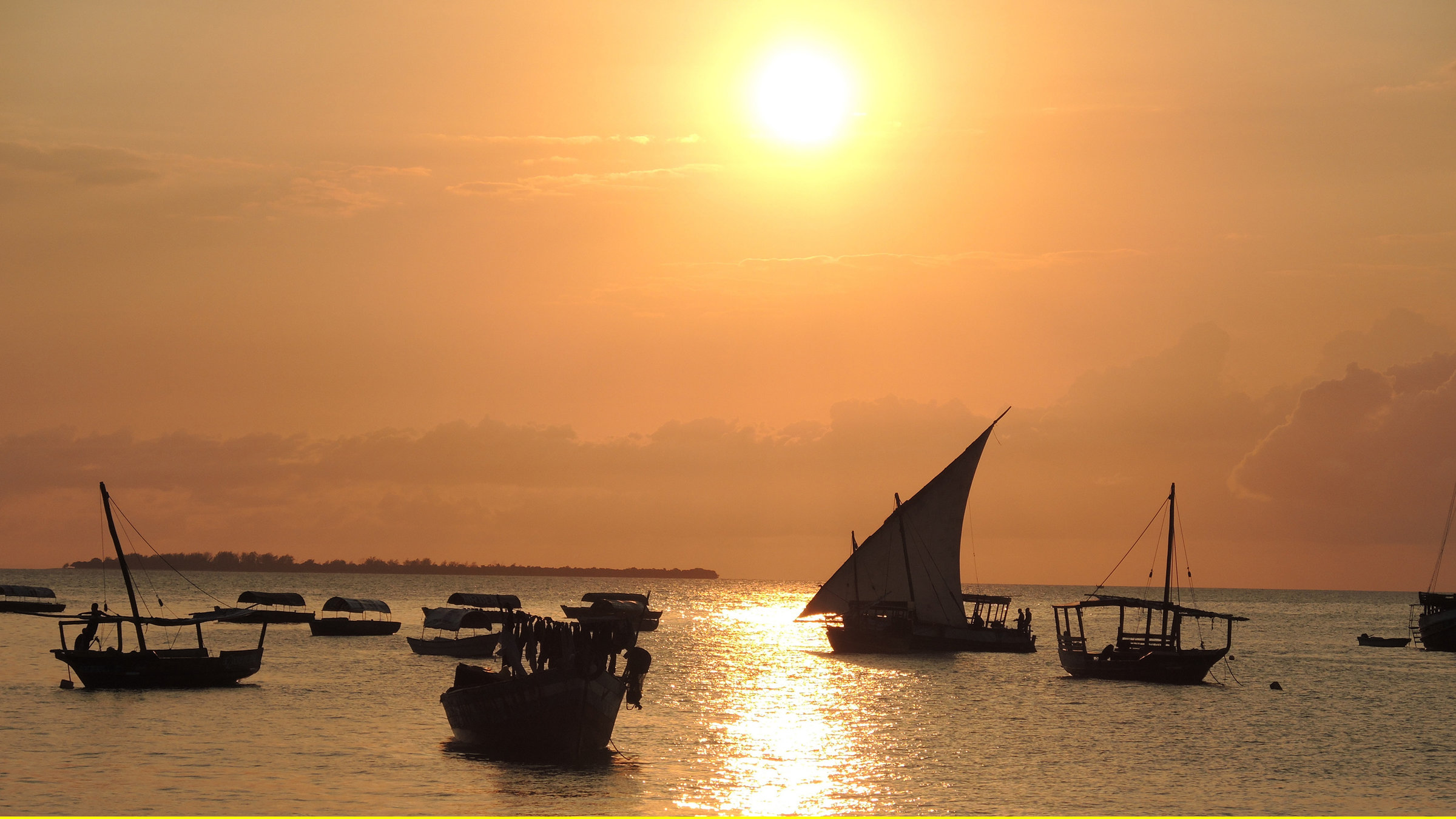 "Traumziel Sansibar": Abendstimmung über dem Dhau-Hafen.