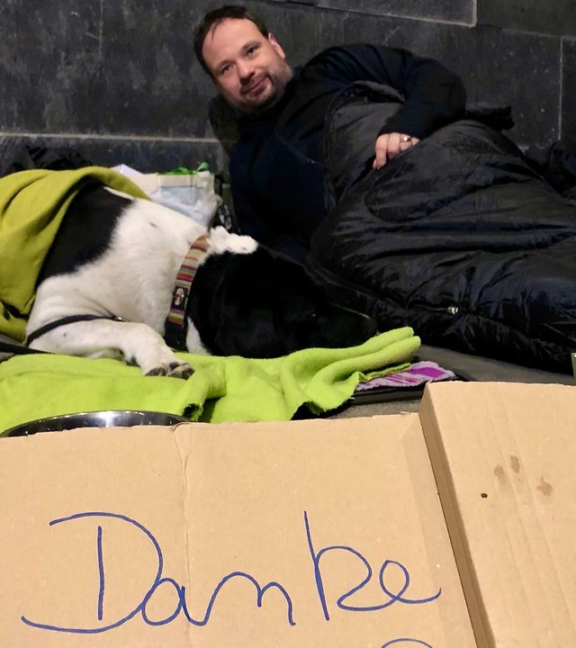 "Ein guter Grund zu feiern - Dreikönig mit Pater Nikodemus Schnabel": Pater Nikodemus liegt zu Fuße des Kölner Doms mit einem Schlafsack. Vor ihm ein Pappschild mit der Aufschrift "Danke".