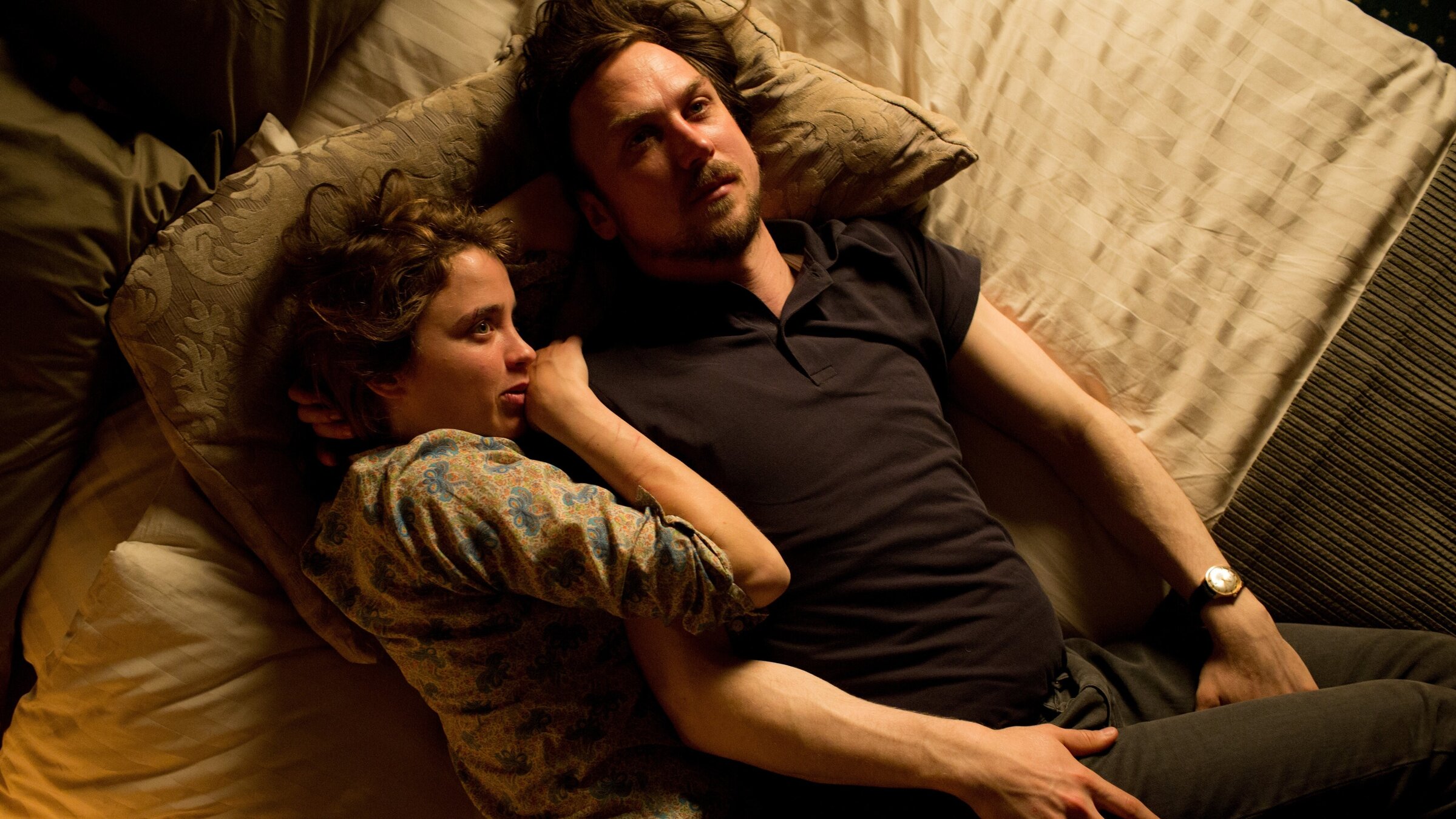 "Die Blumen von gestern": Zazie (Adèle Haenel) und Toto (Lars Eidinger) sprechen über ihre Großeltern.