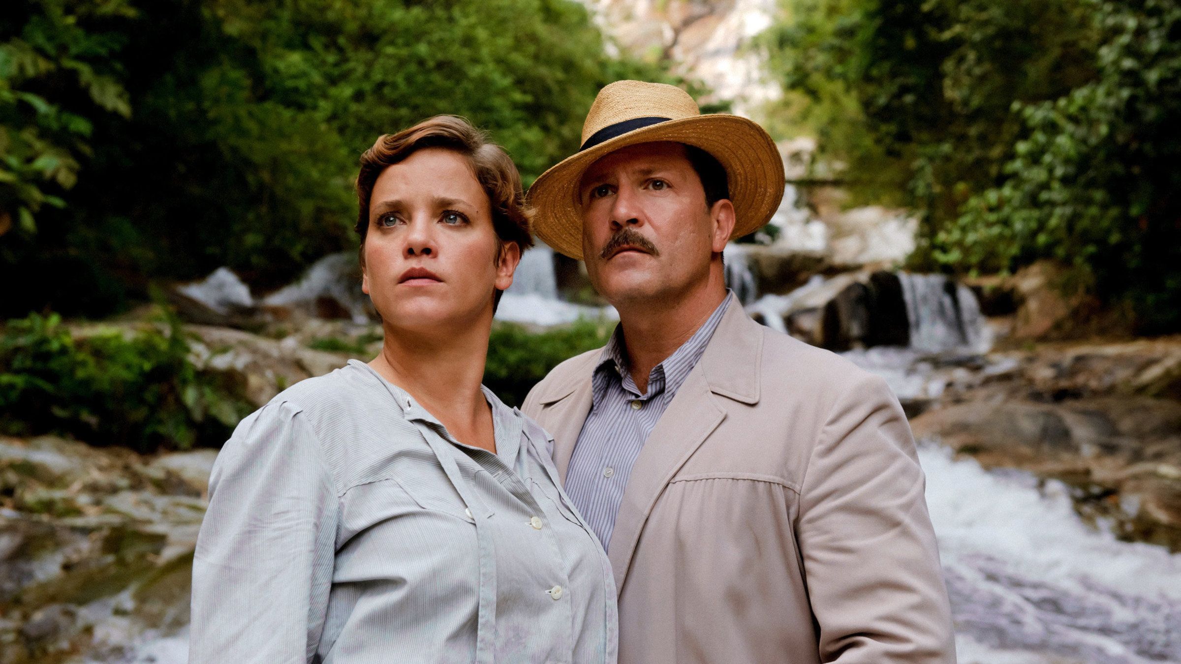 "Liebe und Tod auf Java (2/2)": Hellen (Muriel Baumeister) und Hans Jakob (Francis Fulton-Smith) haben sich in schwierigen Zeiten ineinander verliebt.