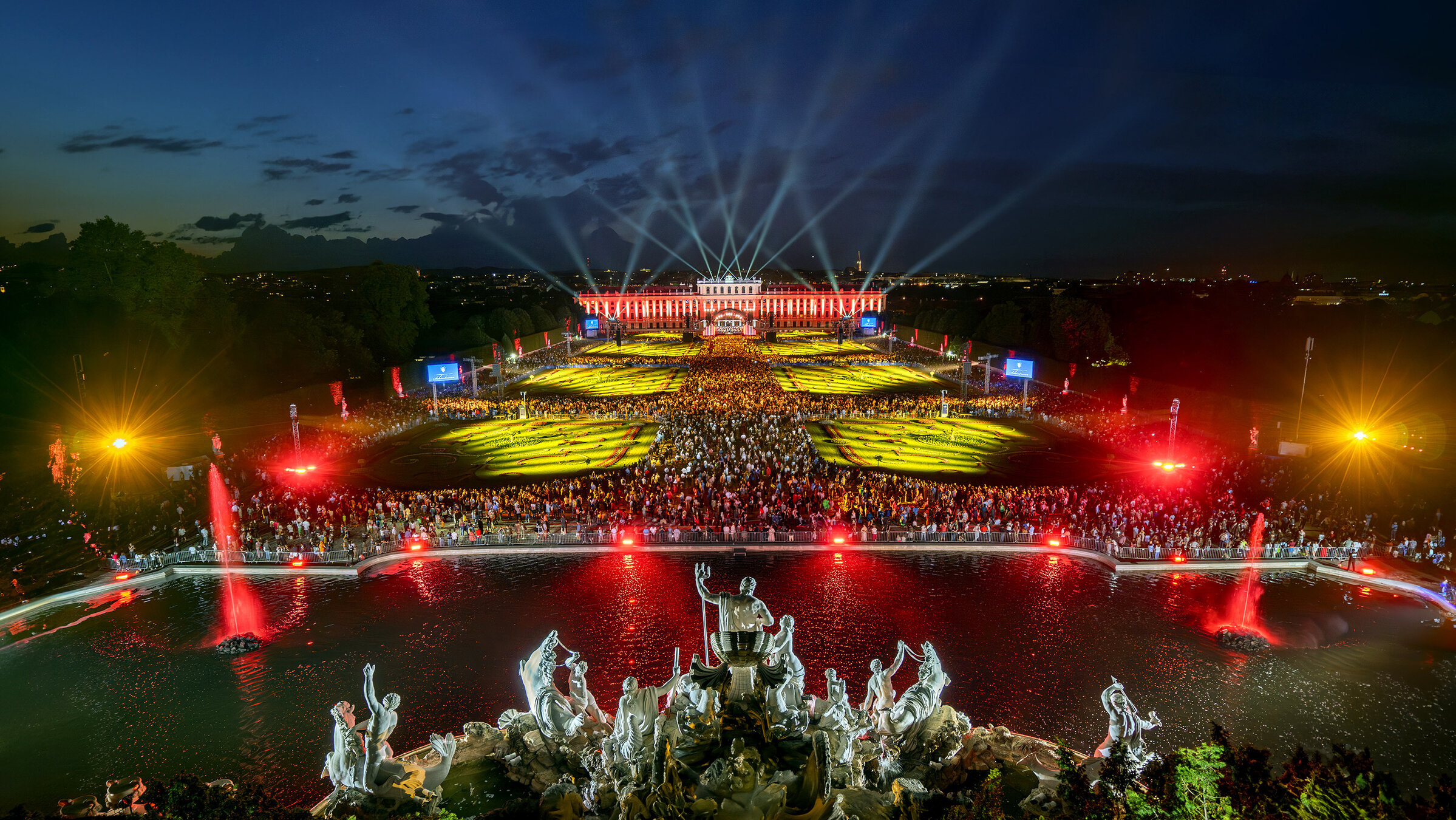 "Sommernachtskonzert Schönbrunn 2026": Schlosspark Schönbrunn bei Nacht, aufwendig illuminiert.