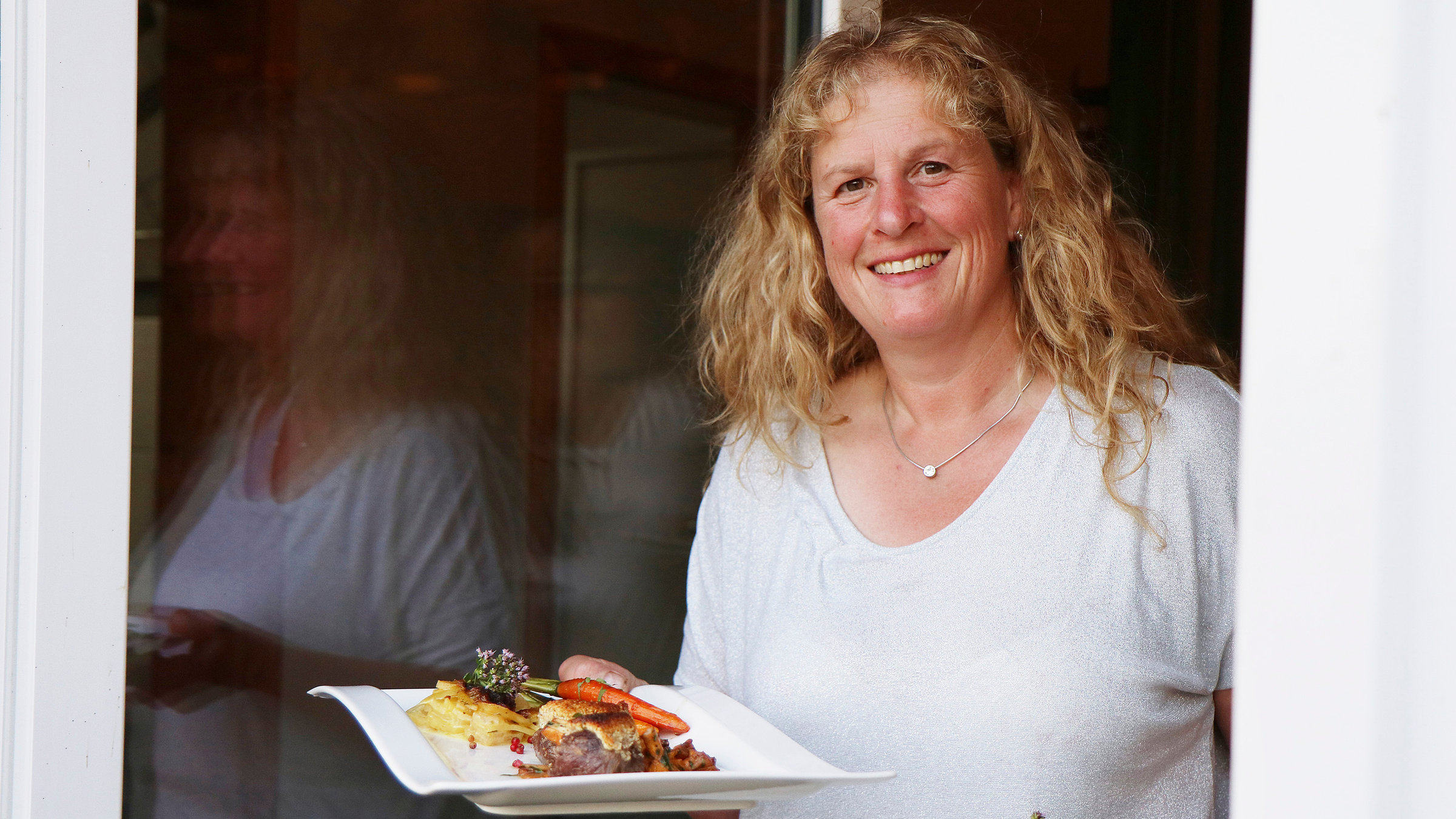 "Lecker aufs Land - Zu Andrea Engel in den Landkreis Schwäbisch Hall": Andrea Engel, hier beim Servieren der Hauptspeise.
