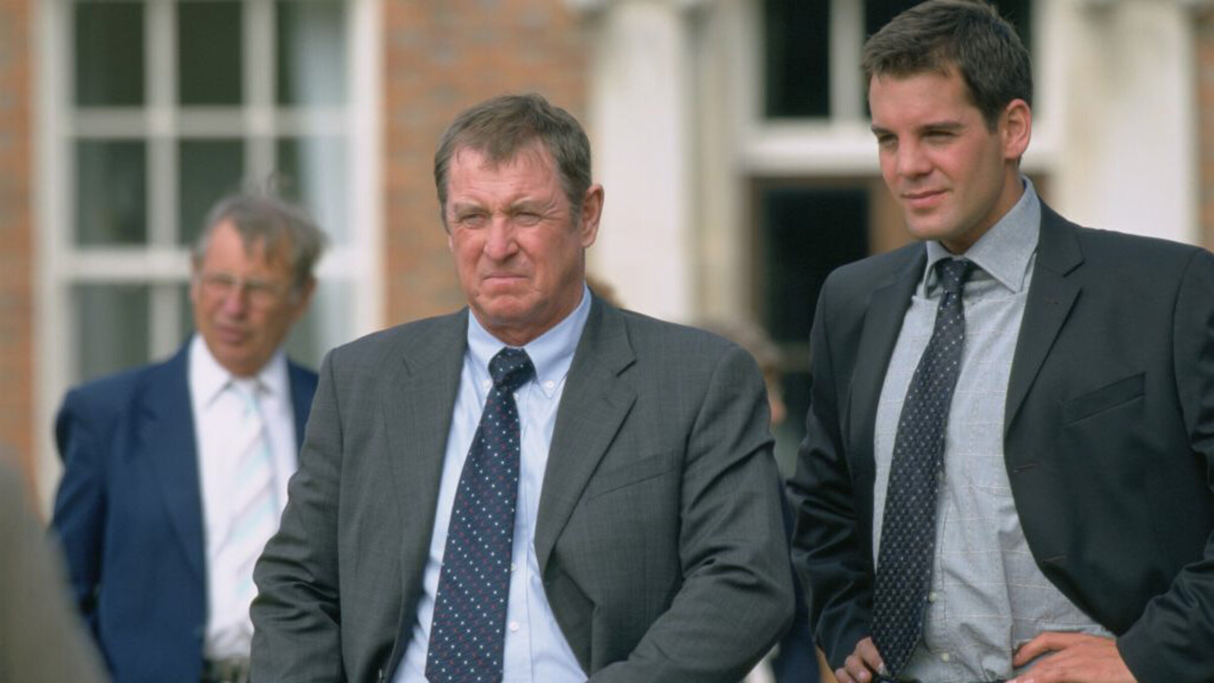 "Inspector Barnaby - Der Club der toten Autoren": Barnaby (John Nettles) und Scott (John Hopkins) stehen nebeneinander.