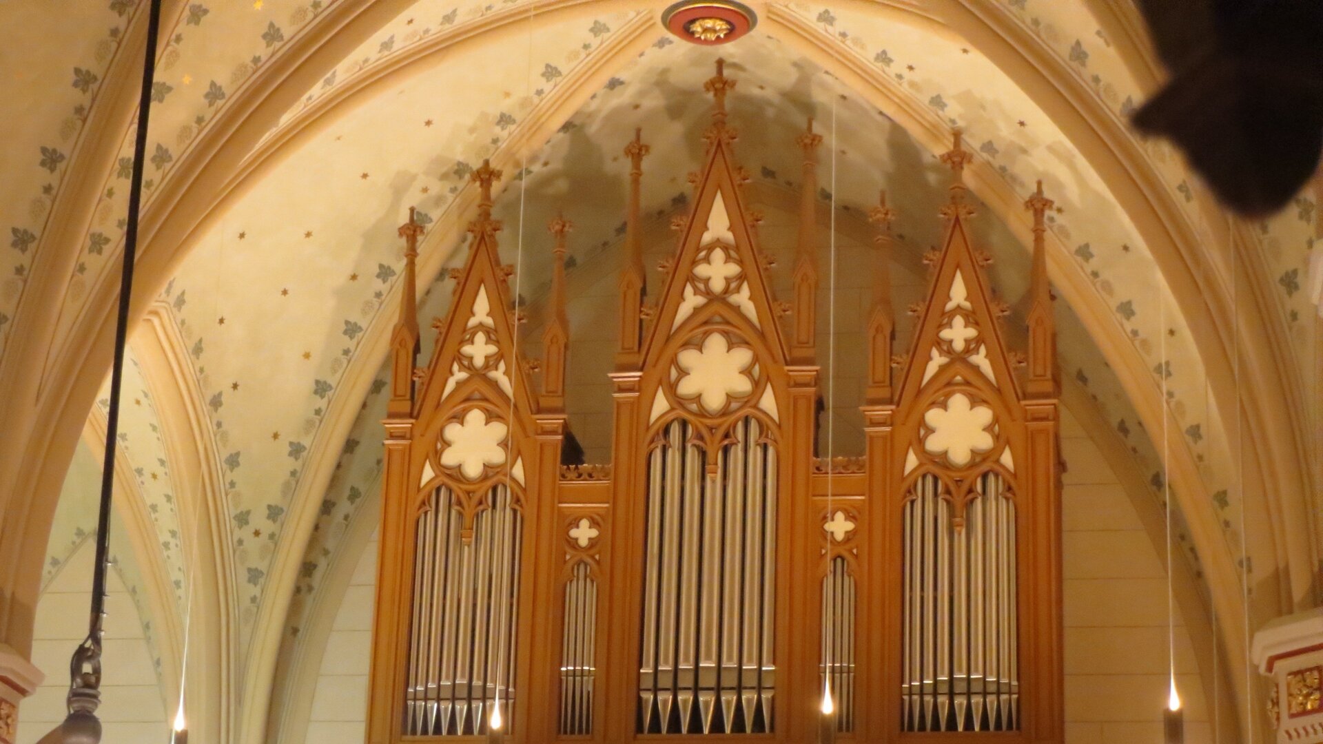 "Evangelischer Gottesdienst – Der Segen der Großeltern": Orgel der Johanneskirche in Erbach ist aus hellem Holz gearbeitet. Sie ist mit weißen Sternornamenten verziert und wird von Lichtern hell beleuchtet.