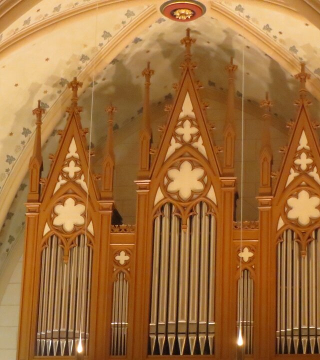 "Evangelischer Gottesdienst – Der Segen der Großeltern": Orgel der Johanneskirche in Erbach ist aus hellem Holz gearbeitet. Sie ist mit weißen Sternornamenten verziert und wird von Lichtern hell beleuchtet.