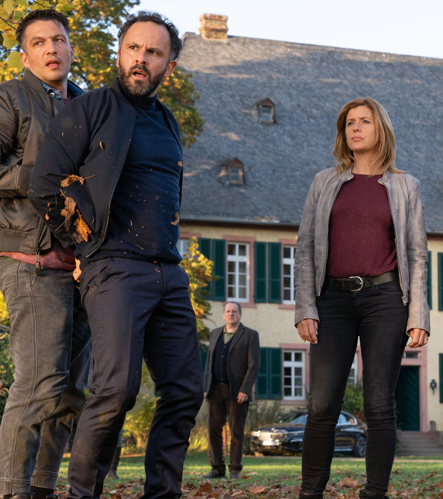 "Der Staatsanwalt - Hochzeit in Rot": Kommissar Max Fischer (Max Hemmersdorfer) hält Antonio Marino (Sami Loris) fest. Burkhard Heller (Thomas Kügel), Kerstin Klar (Fiona Coors) und Oberstaatsanwalt Bernd Reuther (Rainer Hunold) stehen mit den anderen im Garten.
