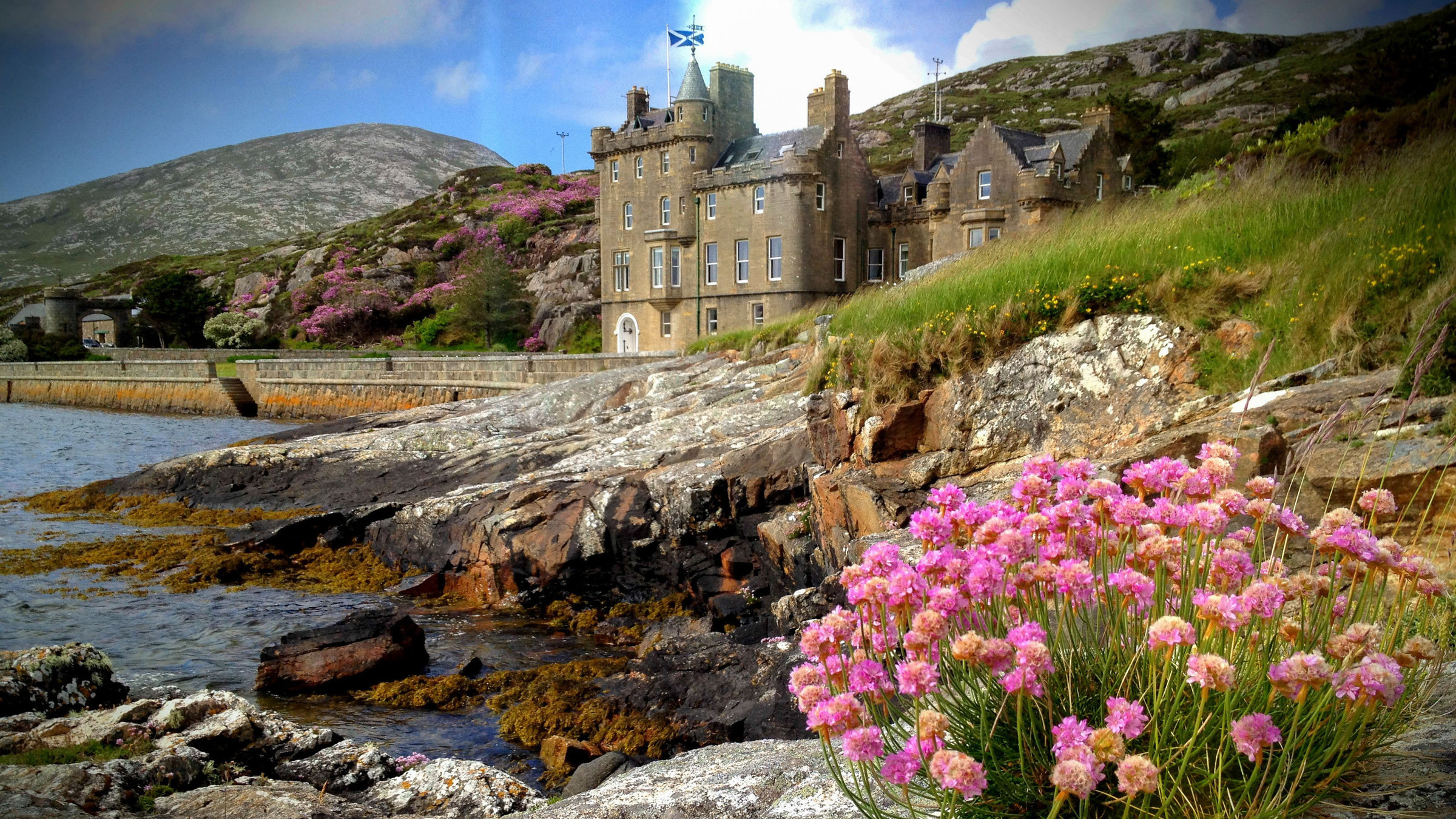 "Schottland: Am Rande des Meeres- Vom Leben auf der Insel Harris (1/2)": Amhuinnsuidhe Castle an einer kleinen Bucht an der Westküste der "Isle of Harris".