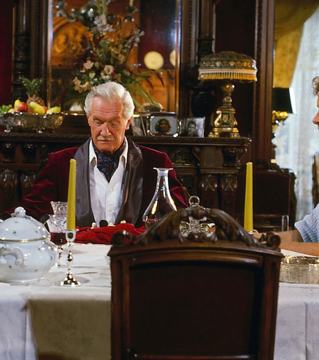"Das Erbe der Guldenburgs - Die große Liebe": Sohn Sascha (Jochen Horst), Mutter Christine (Christiane Hörbiger) und der Großvater (Karl Schönböck) sitzen gemeinsam an einem festlich geschmückten Tisch und unterhalten sich.