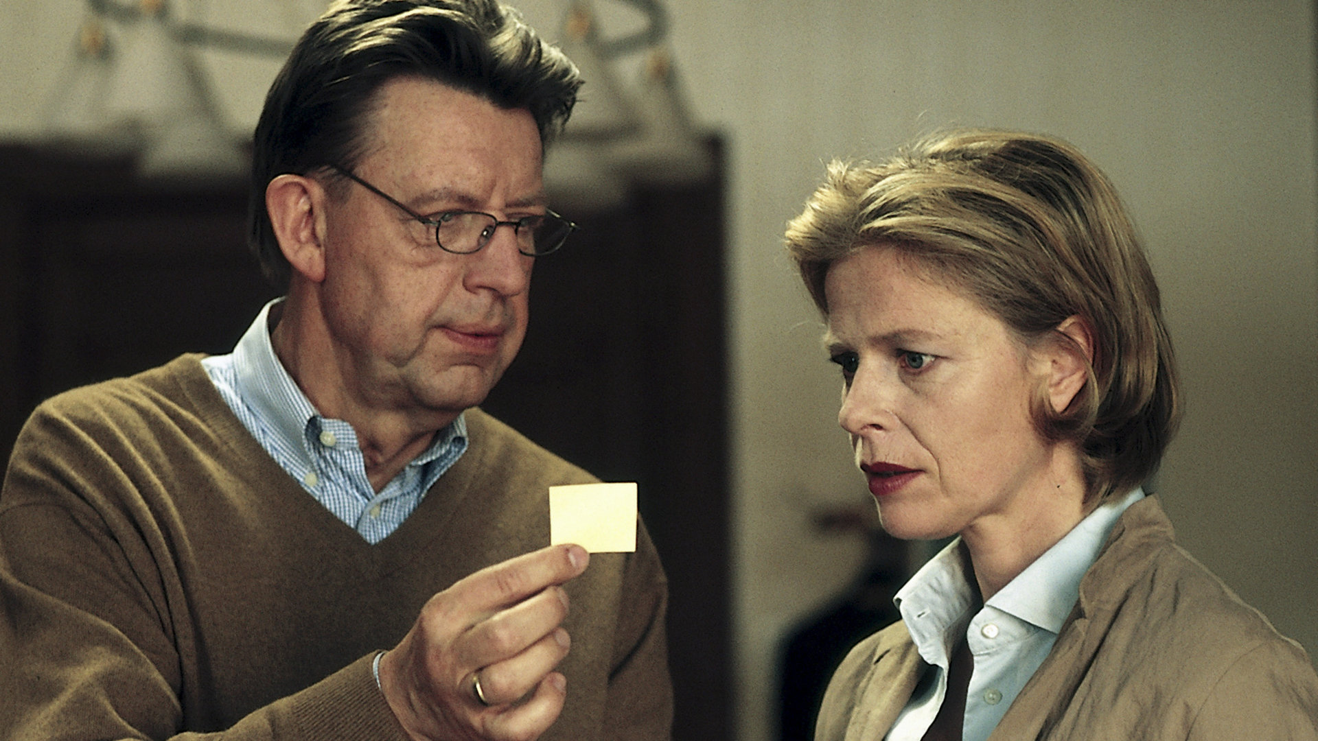"Der letzte Zeuge - Die Richterin": Kommissar Joe Hoffer (Jörg Gudzuhn) befragt die Richterin Beate Wieland (Corinna Kirchhoff) und zeigt ihr ein Beweisstück.