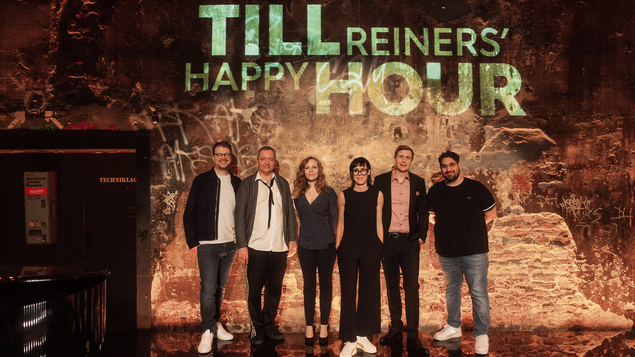 "Till Reiners´ Happy Hour": Gruppenbild mit v.l. Maxi Gstettenbauer, Rainald Grebe, Sarah Bosetti, Eva Karl Faltermeier, Till Reiners und Kinan Al