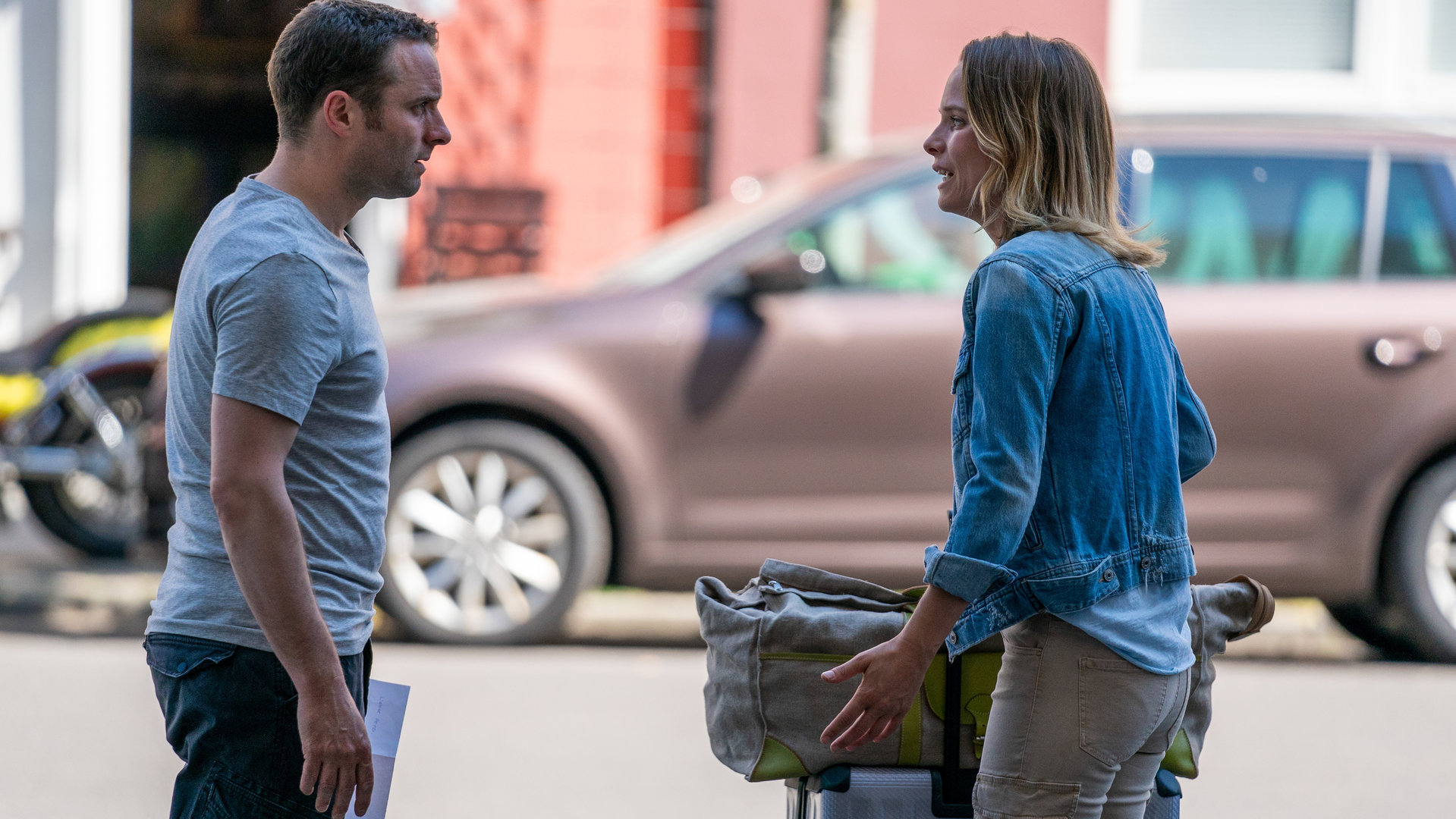 "Letzte Spur Berlin - Große Pläne": Arno Kämper (Jonas Laux) steht mit Betty Rohloff (Nike Martens) an der Straße. Betty hat einen Koffer und eine Tasche in der Hand. Sie scheint den Tränen nahe.