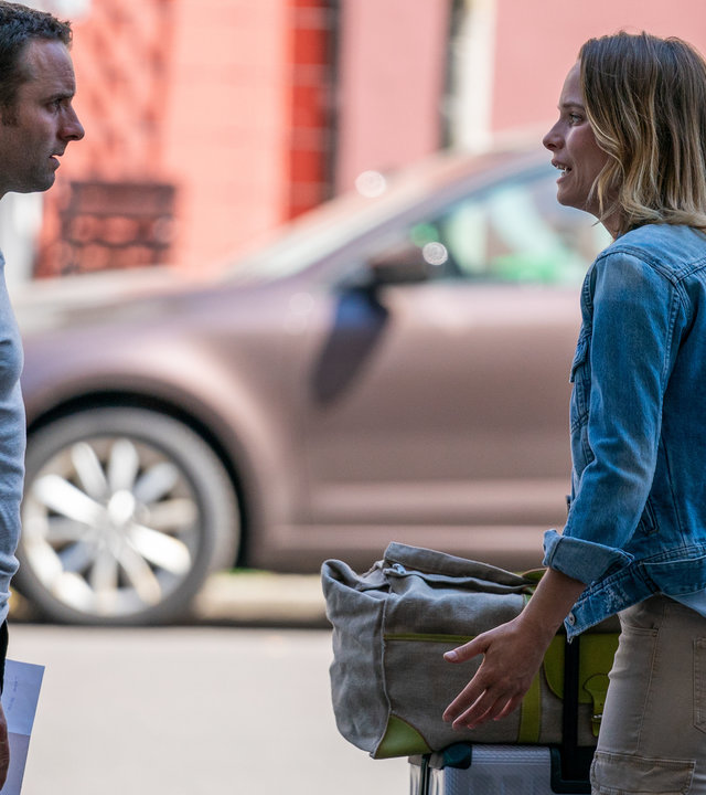 "Letzte Spur Berlin - Große Pläne": Arno Kämper (Jonas Laux) steht mit Betty Rohloff (Nike Martens) an der Straße. Betty hat einen Koffer und eine Tasche in der Hand. Sie scheint den Tränen nahe.