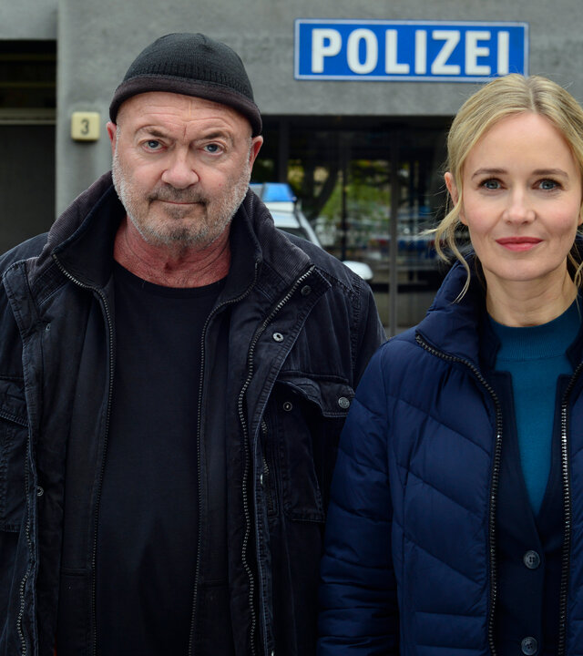 "Ein starkes Team - Der tote Mörder": Otto (Florian Martens) und Linett (Stefanie Stappenbeck) stehen vor dem Eingang des Polizeireviers. Beide schauen mit einem freundlichen Blick direkt in die Kamera.