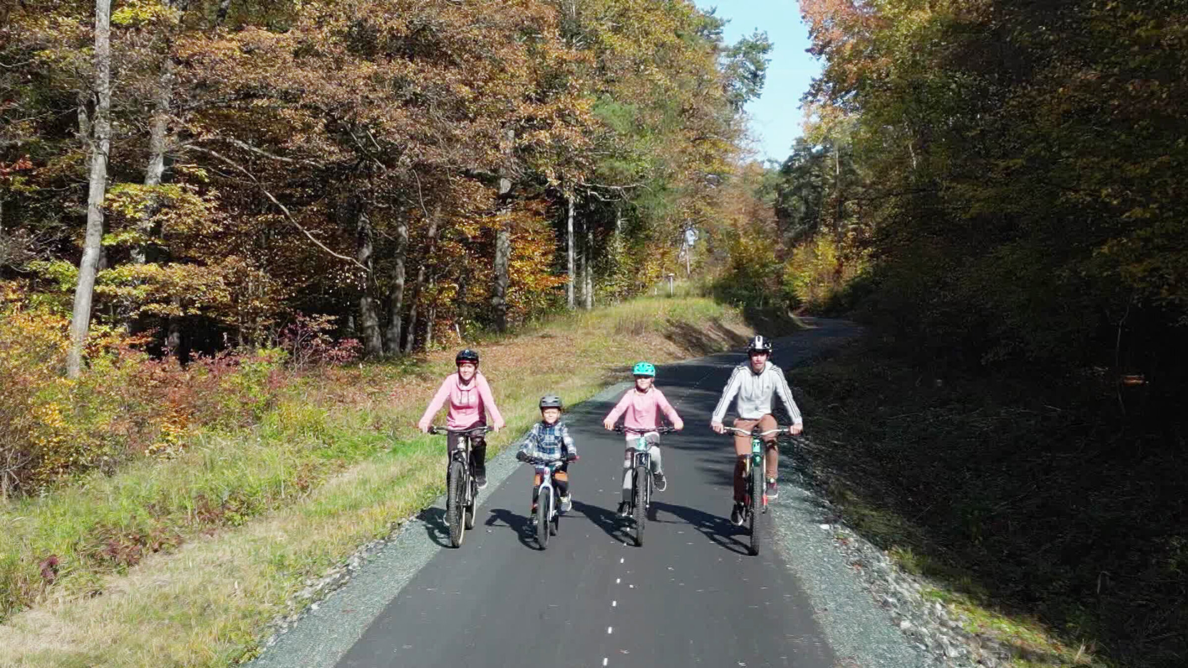 "Auf neuen Wegen - Radfahren im Südburgenland": Radfahrer und Radfahrerinnen.
