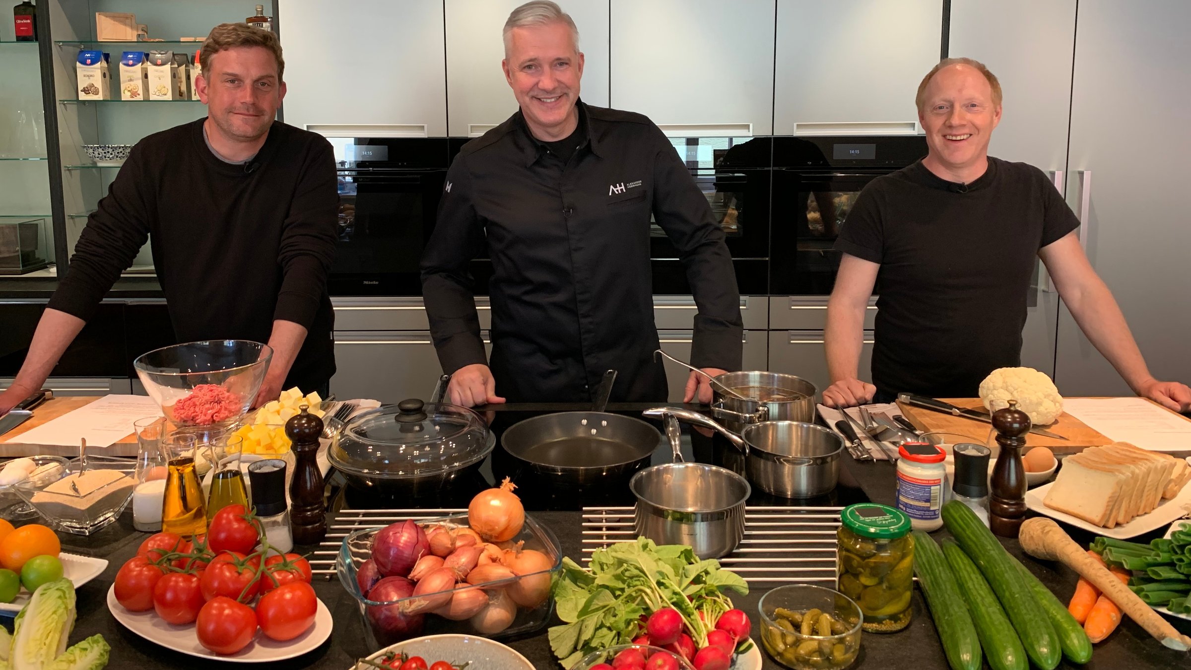 "Bezzel & Schwarz - Die Grenzgänger - Norden": Von links: Sebastian Bezzel, Alexander Herrmann und Simon Schwarz kochen gemeinsam in der Kochschule des Sternekochs.