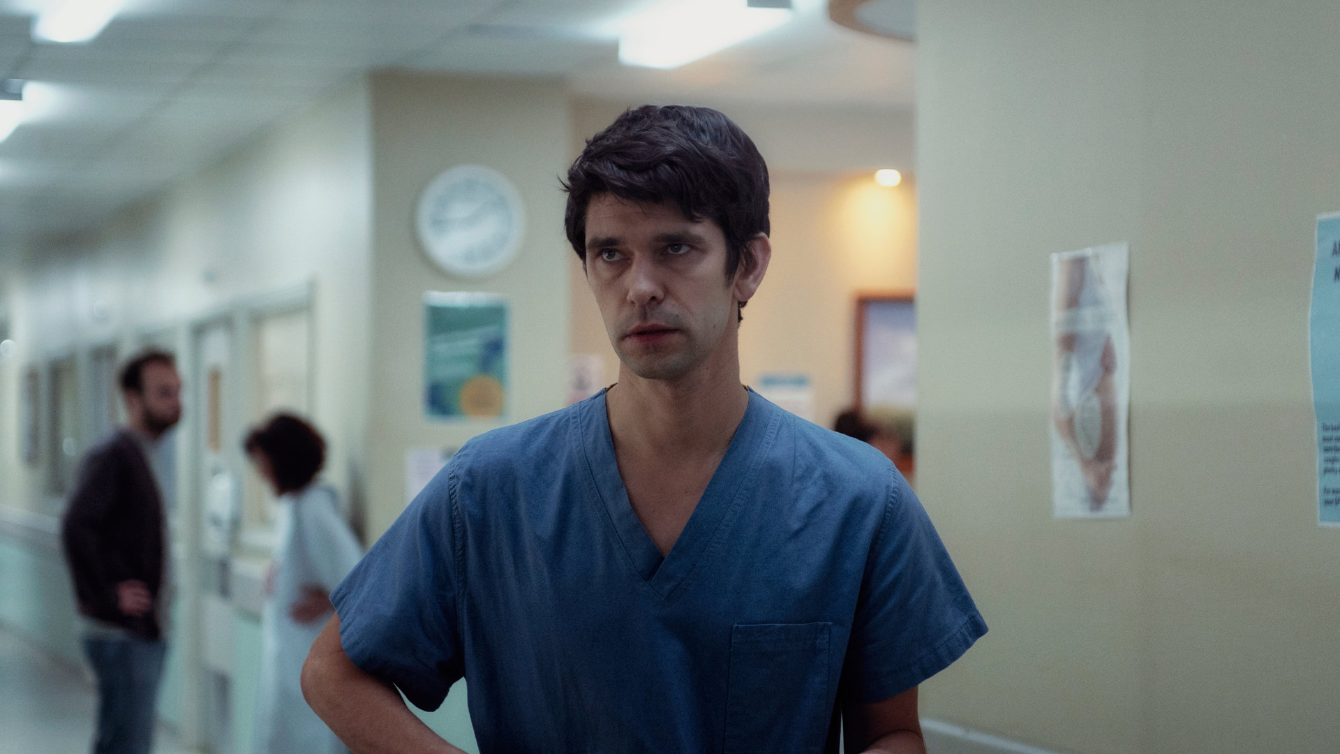 "This Is Going To Hurt - Der Prozess": Adam (Ben Whishaw) steht ratlos im Gang einer Krankenstation und schaut geradeaus.
