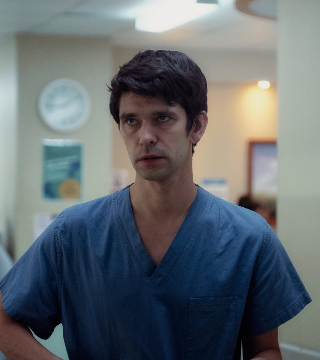 "This Is Going To Hurt - Der Prozess": Adam (Ben Whishaw) steht ratlos im Gang einer Krankenstation und schaut geradeaus.