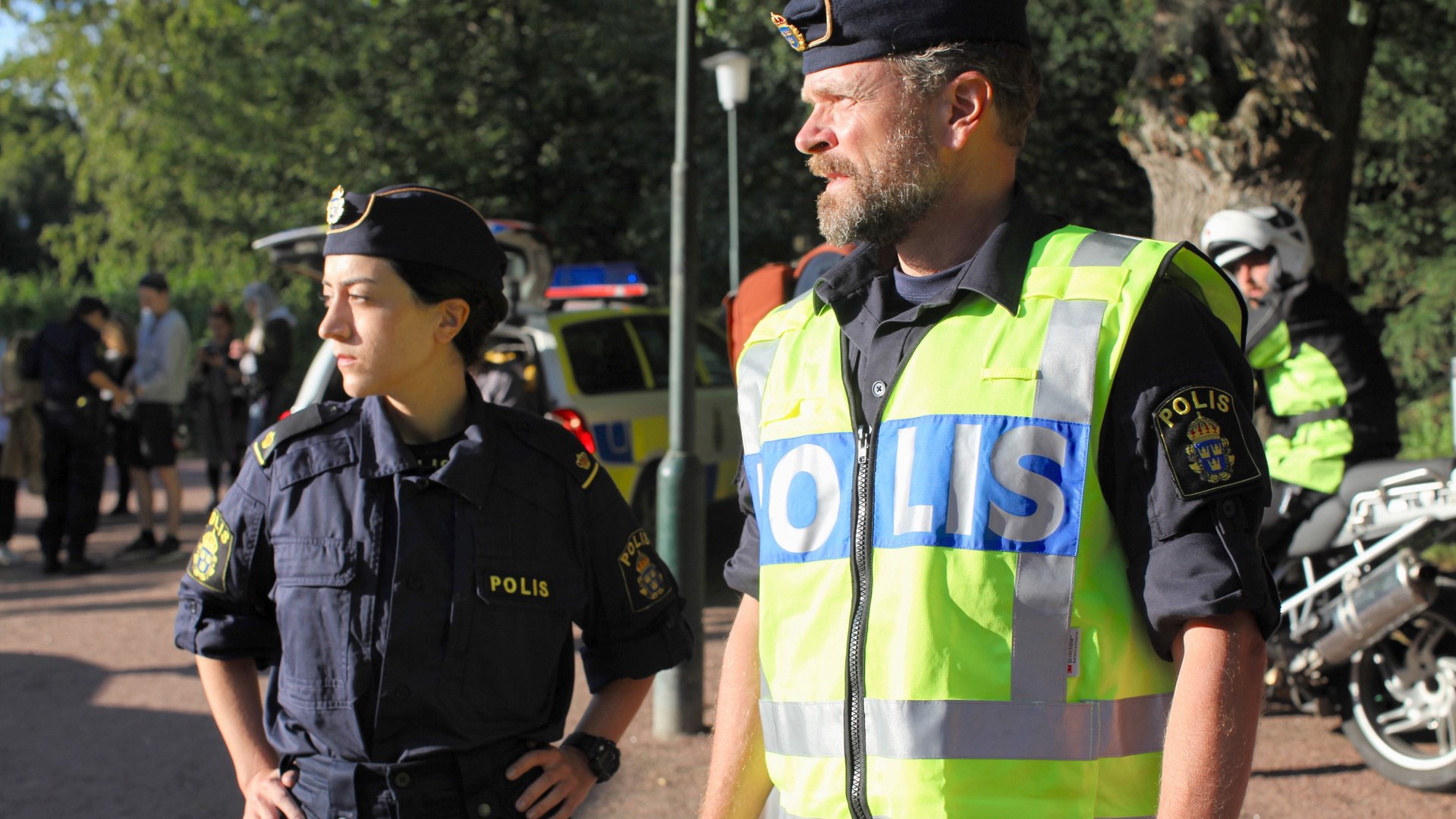 "Thin Blue Line - Schockwellen": Jesse (Per Lasson) und Leah (Gizem Erdogan) stehen auf einem öffentlichen Platz nebeneinander und schauen besorgt zur Seite.