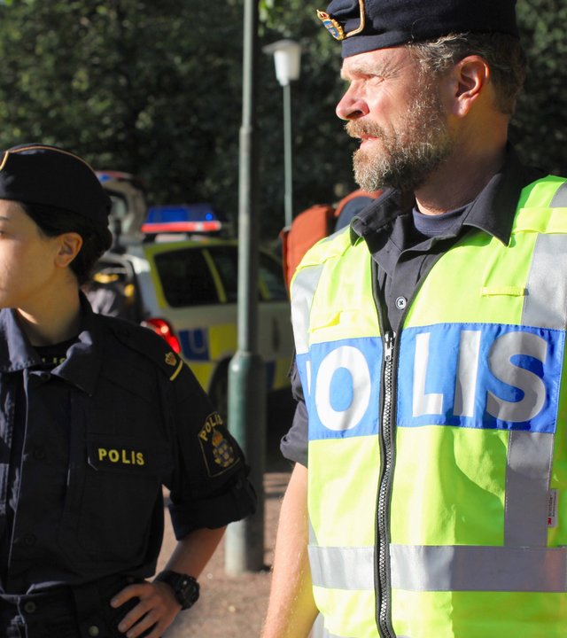 "Thin Blue Line - Schockwellen": Jesse (Per Lasson) und Leah (Gizem Erdogan) stehen auf einem öffentlichen Platz nebeneinander und schauen besorgt zur Seite.
