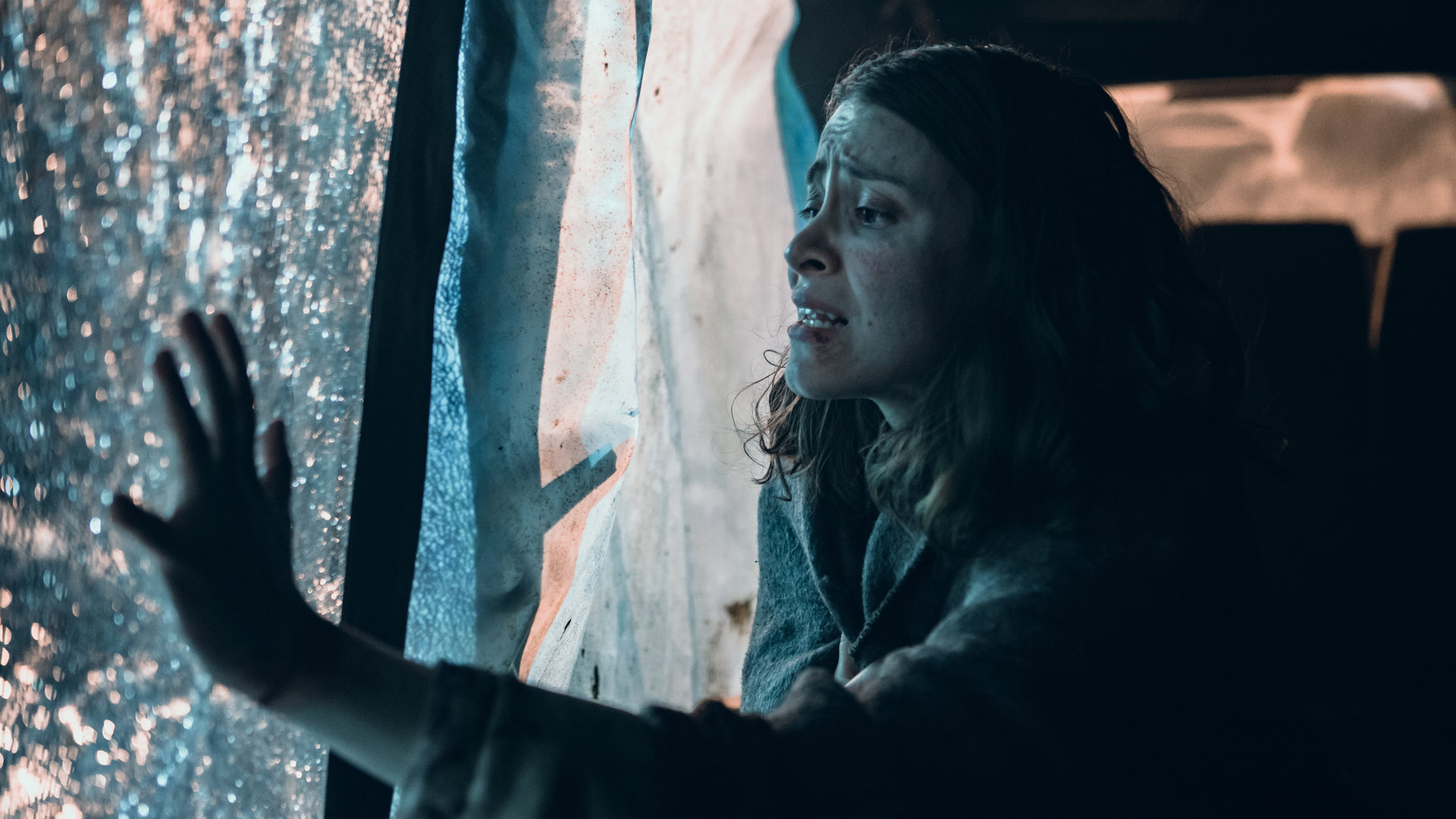 "Arctic Circle - Der unsichtbare Tod (3)": Die Prostituierte Irina (Anna Ackermann) versucht, verletzt und verzweifelt, eine Glasscheibe zu zerbrechen, um sich aus ihrem Gefängnis befreien zu können.