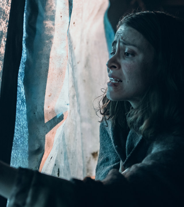 "Arctic Circle - Der unsichtbare Tod (3)": Die Prostituierte Irina (Anna Ackermann) versucht, verletzt und verzweifelt, eine Glasscheibe zu zerbrechen, um sich aus ihrem Gefängnis befreien zu können.