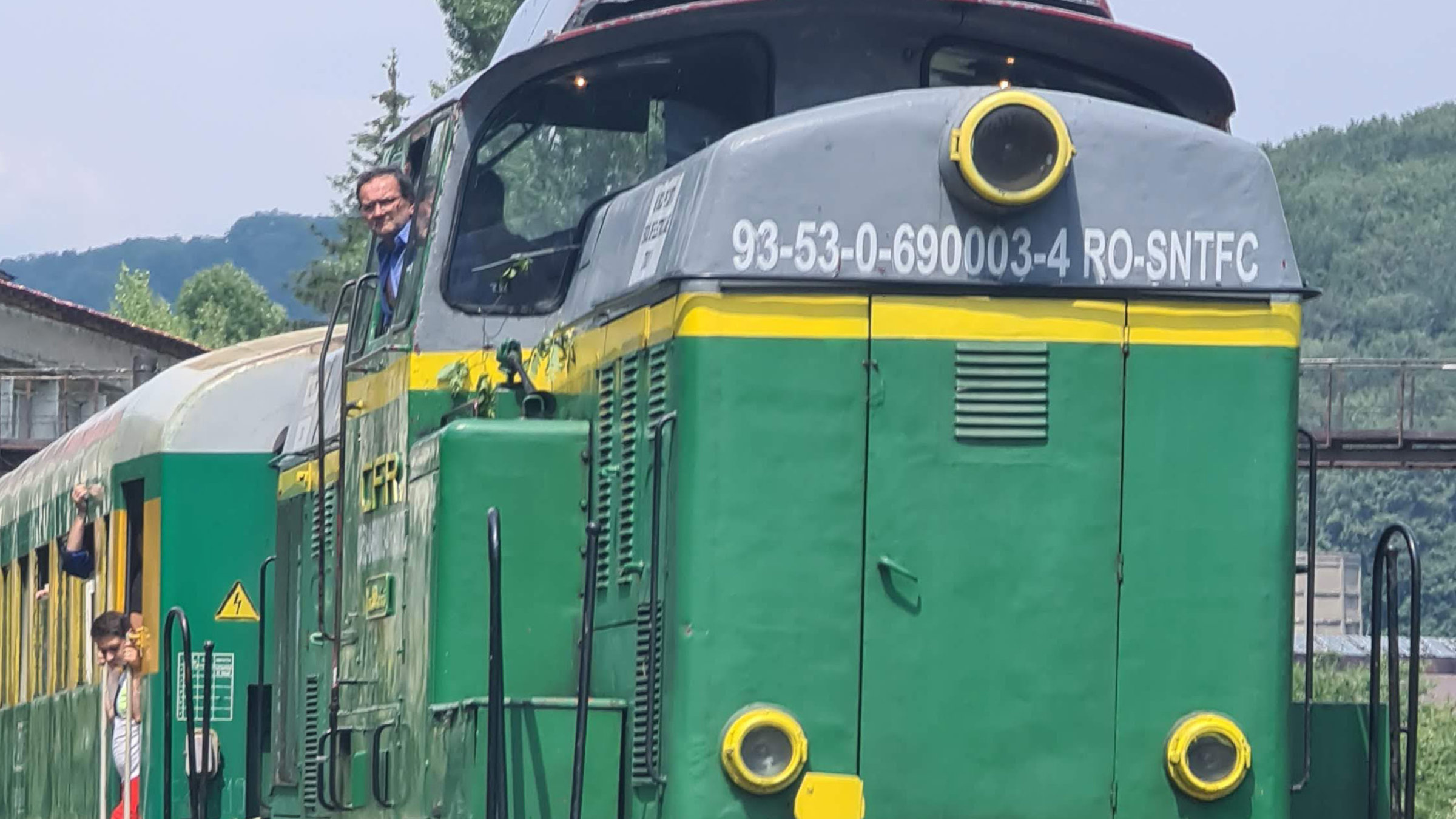 "RumÃ¤niens Ã¤lteste Gebirgsbahn": Der Zug rollt langsam in den Bahnhof von Anina ein.