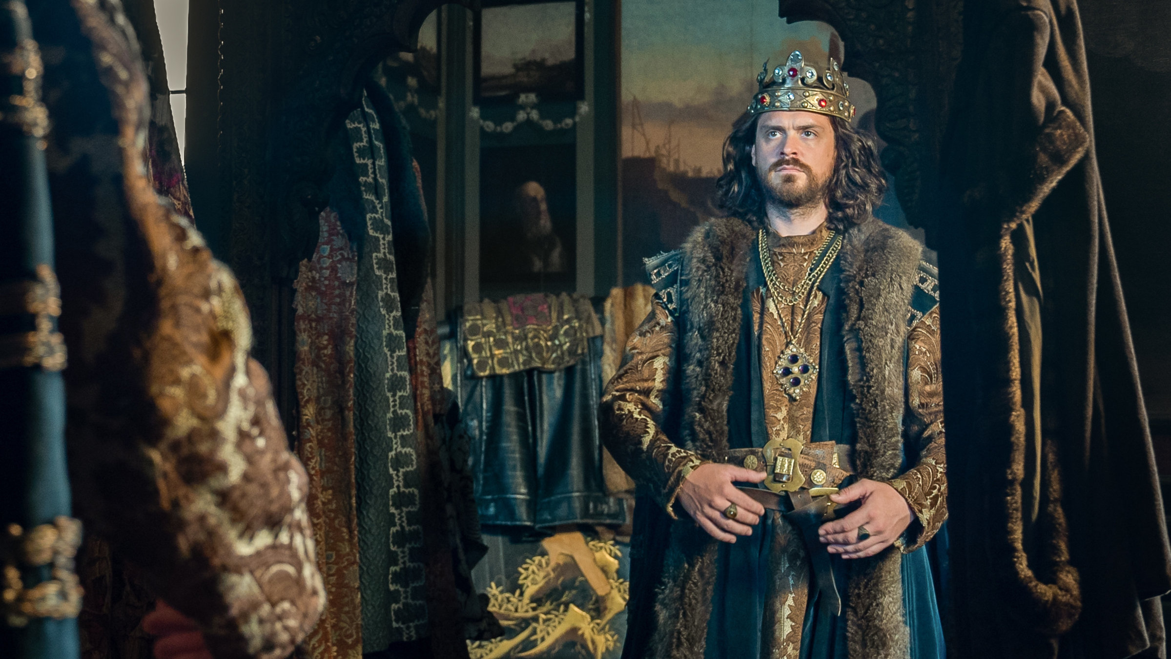 "Terra X: Große Mythen aufgedeckt - Das Rätsel um König Artus": Spielszene. König Artus (Sebastian Fräsdorf) steht in seiner Garderobe und blickt kritisch in einen Spiegel.