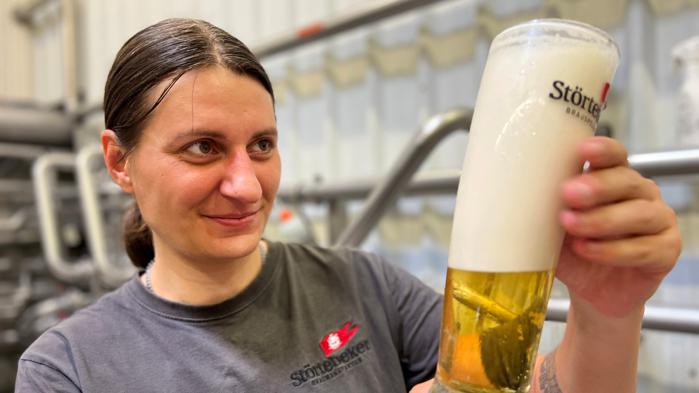 "Die Nordreportage: Die brauen sich was zusammen": Als zweite Braumeisterin der Störtebeker-Braumanufaktur sorgt Juliane Eiser aus Finsterwalde dafür das jede der zahlreichen Biersorten auch immer gleichbleibend so schmeckt, wie die Kunden es kennen und lieben.